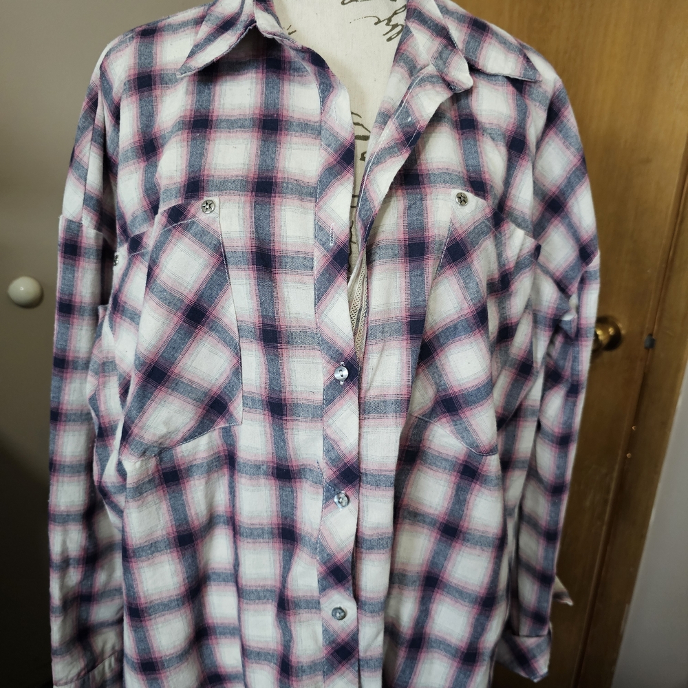 POL Plaid Button-Up Shirt in White, Pink & Navy L Large